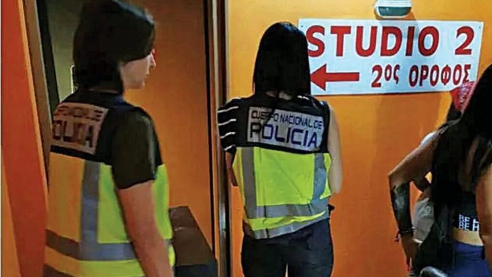 Φωτογραφία από αστυνομική έφοδο σε οίκο ανοχής όπου το κύκλωμα κρατούσε φυλακισμένες και εξέδιδε γυναίκες από την Κολομβία